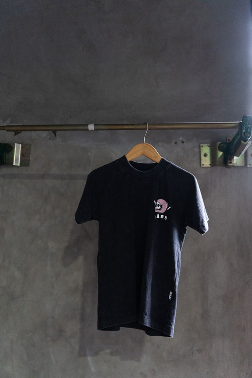 CUBS HELMET TEE